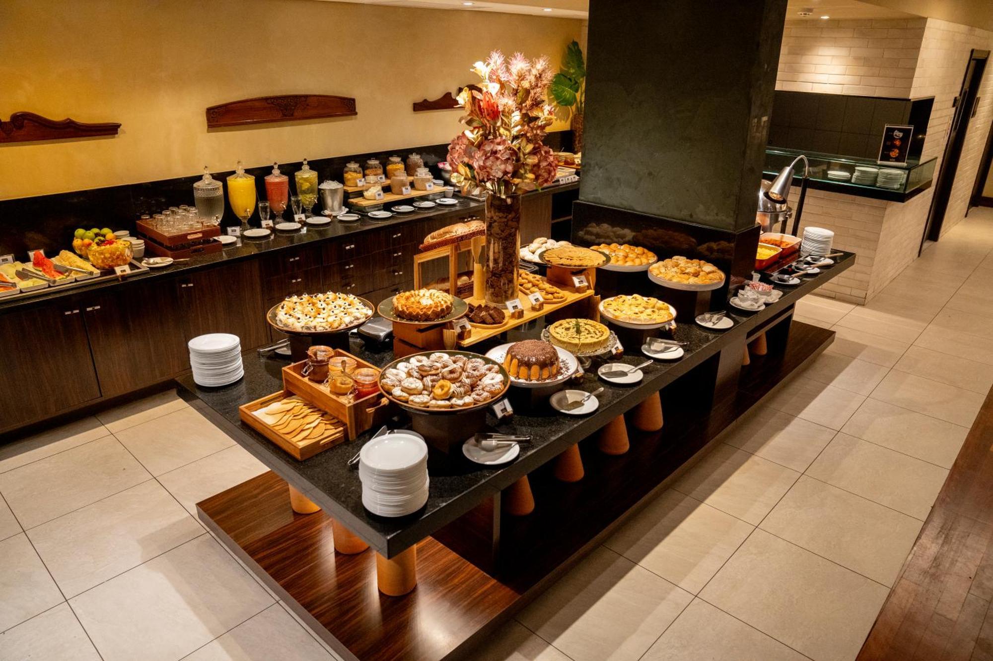 Hotel Luzeiros Ресифи Экстерьер фото A buffet at a hotel